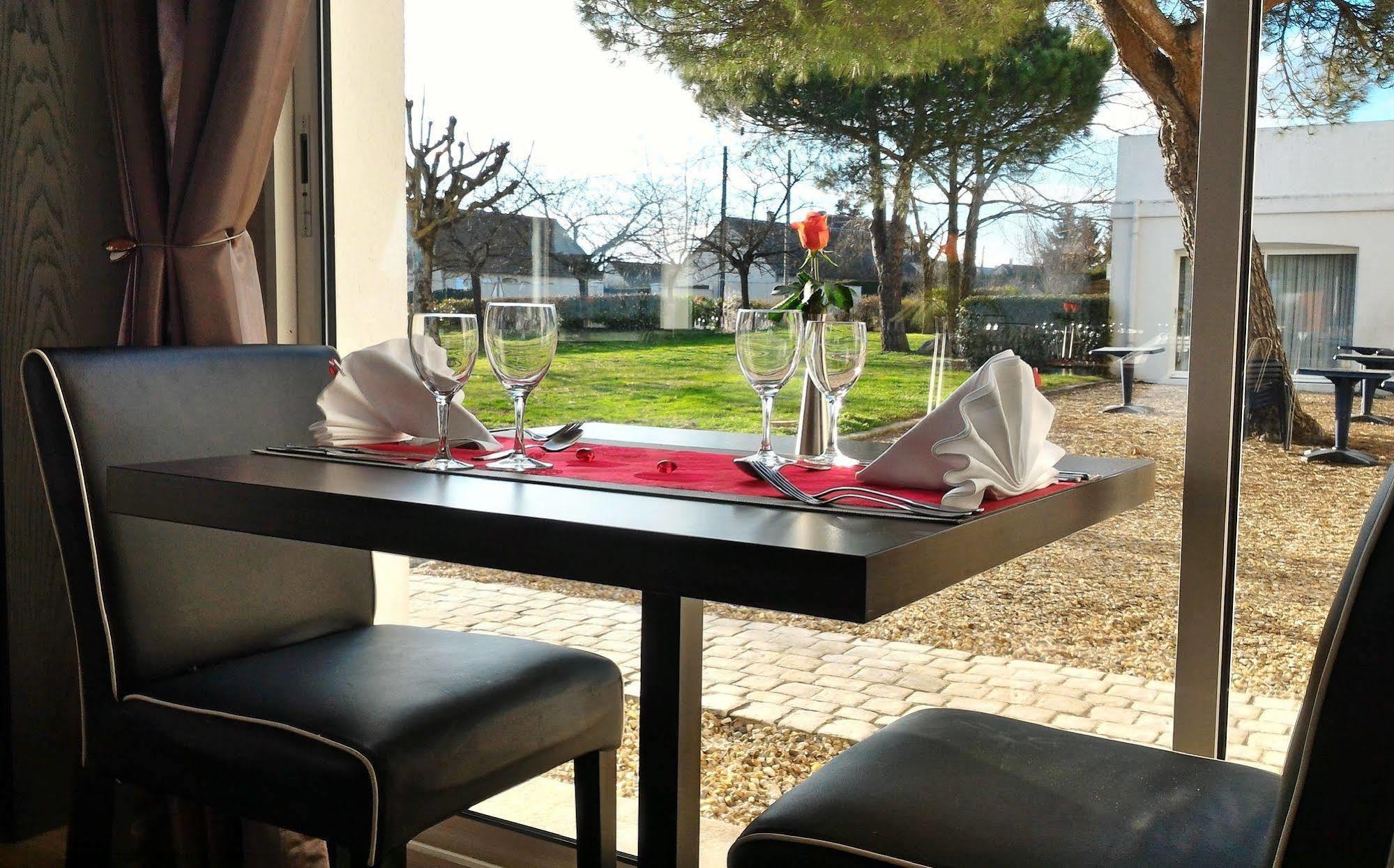 Logis Hotel Restaurant Des Chateaux アゼ・ル・リドー エクステリア 写真
